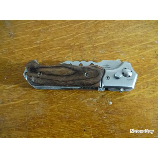 AO COUTEAU PLIANT AUTOMATIQUE STAINLESS AVEC LAMPE