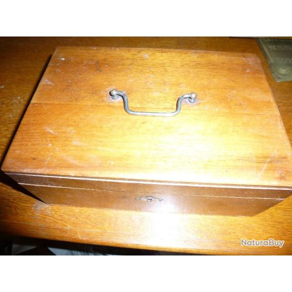 VIEILLE BOITE POUR ARME A EQUIPER SANS CLES ET SANS CHARNIERES AVEC COMPARTIMENT DESSUS