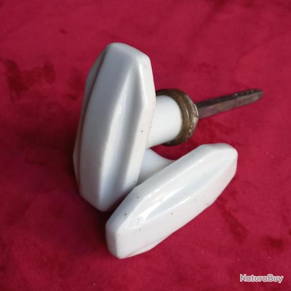 2 poign�es rectangulaires en porcelaine blanche cercl� de laiton  avec leur carr�  style ART DECO