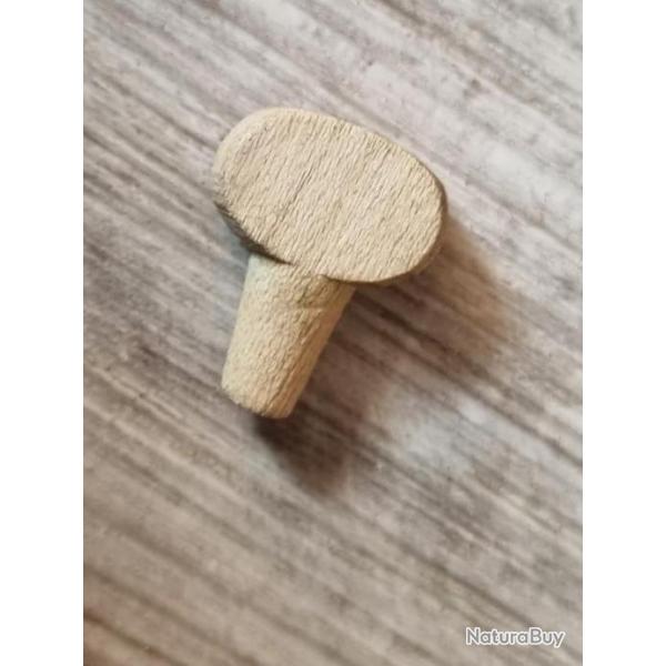 Bouchon en bois d'un n�cessaire de couture suisse