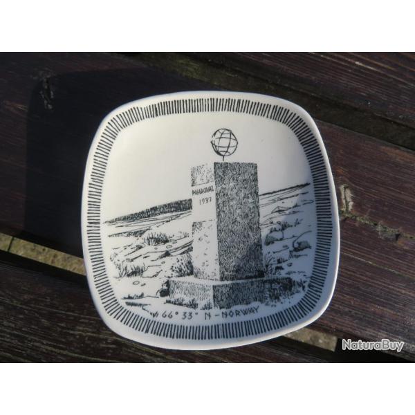 VINTAGE-Ancien vide poche carr� bomb� en c�ramique d�cor Borne "POLARCIRKEL 1937"-Norv�ge(Vers 1960)