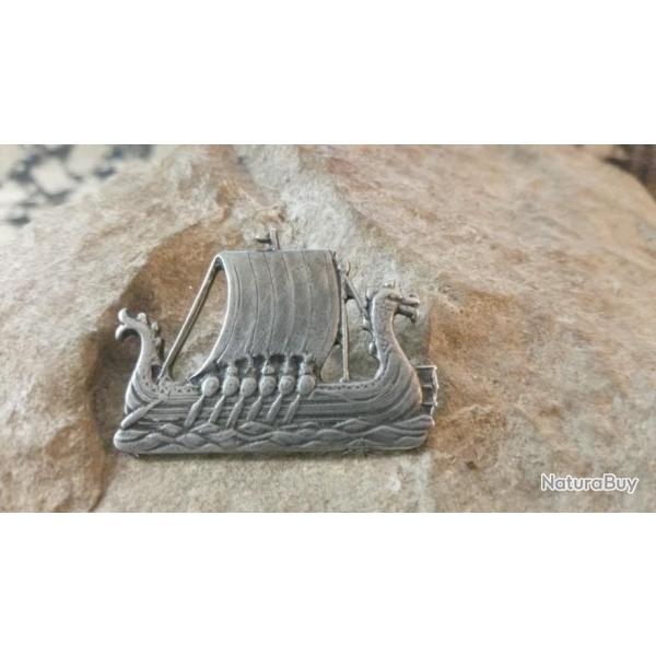 Insigne m�tal repr�sentant un Drakkar ( Hauteur : 25 mm-Largeur: 32 mm )