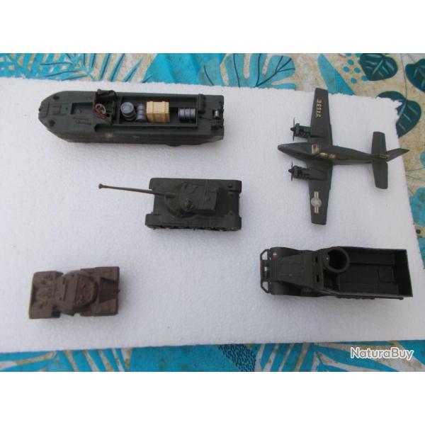 lot de 4 v�hicules militaires et 1 avion militaire DINKY TOYS,bon �tat