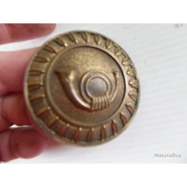 m�daillon en laiton ? patine m�daille dor� repr�sentant un cor d'infanterie militaire