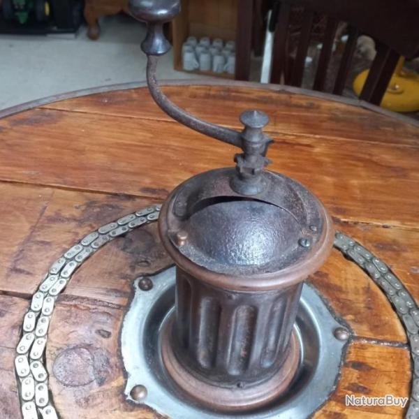 Ancien moulin � caf� Napol�on III en m�tal et bois