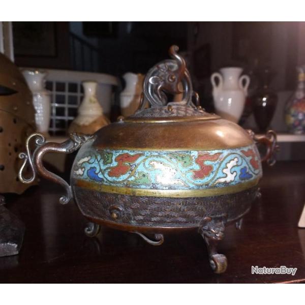 Br�le-parfum tripod en bronze � belle patine brune � d�cor d'�maux cloisonn�s