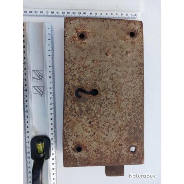 Ancienne serrure forg�e de porte de maison bourgeoise ou manoir