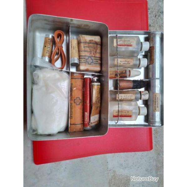 trousse          de secoure  medical                      ancienne en aluminium
