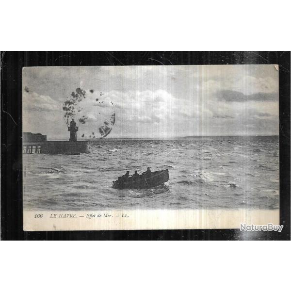le havre effet de mer , phare , canot  carte postale ancienne