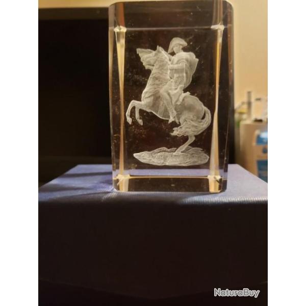 NAPOLEON 1er INCRUSTE DANS UN SUPPORT EN VERREde 480 Grammes 5cmau carr� sur la base7,7cm hauteur