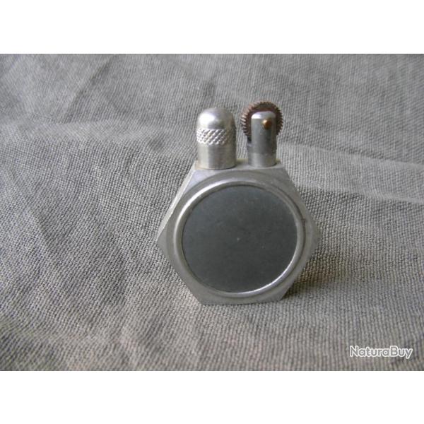 WW2/POST BRIQUET A ESSENCE PERSONNALISABLE DU TYPE BRIQUET DES POILUS FRANCAIS / ALLEMAND ET POINCON
