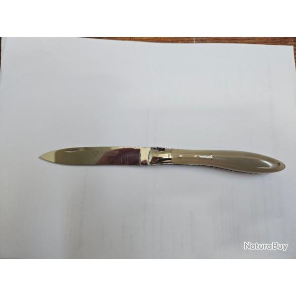 Je vends un Laguiole en Aubrac avec un manche en corne.