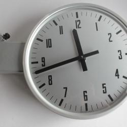 INDUCTA Horloge murale industrielle double face Montre