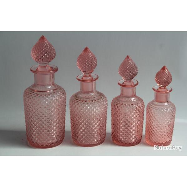 Quatre Flacons de toilette verre rose