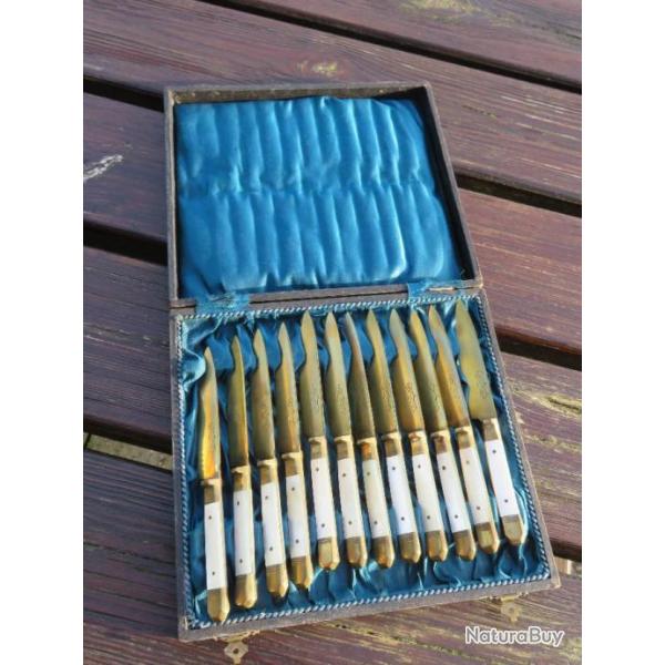 VINTAGE ALLEMAND - Ancienne suite de 12 couteaux Laiton&Nacre dans son �crin - UCHATIUS BRONCE (XX�)