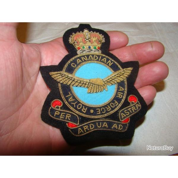 MAGNIFIQUE INSIGNE CANADIEN EN TISSU DUR//EPAIS EN RELIEF TOUT EN COULEUR-ROUGE-VERT -DORE-NOIR-BLEU