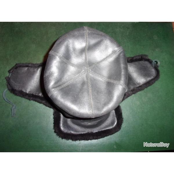 Shapka en cuir noir et fourrure de mouton taille 56