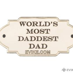 Patch m&eacute;tallique Plaque honorifique "World's Most Daddest Dad" - Evike
