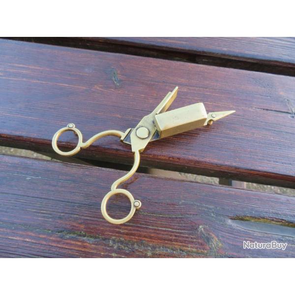 ATYPIQUE-Ancien ciseau mouchette/ciseau � bougie reposant � trois pieds en laiton dor�e-FRANCE(XIX�)