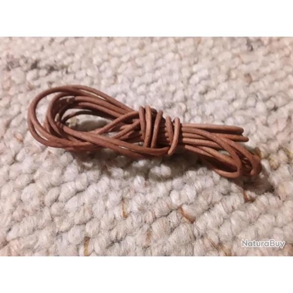 Paire de lacets cuir pour brodequins mod�le 1917. �tat comme neuf.