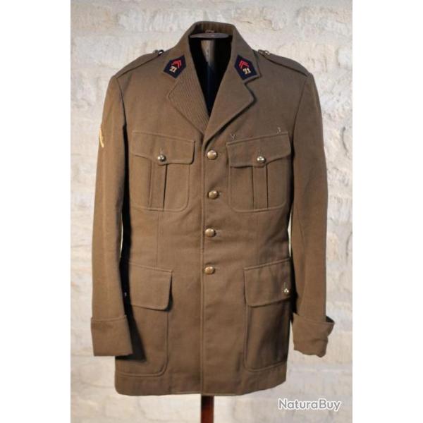 ARM�E FRAN�AISE - veste 71 i�me r�giment d'infanterie apr�s guerre  En bon �tat  Insignes mont�s d'o