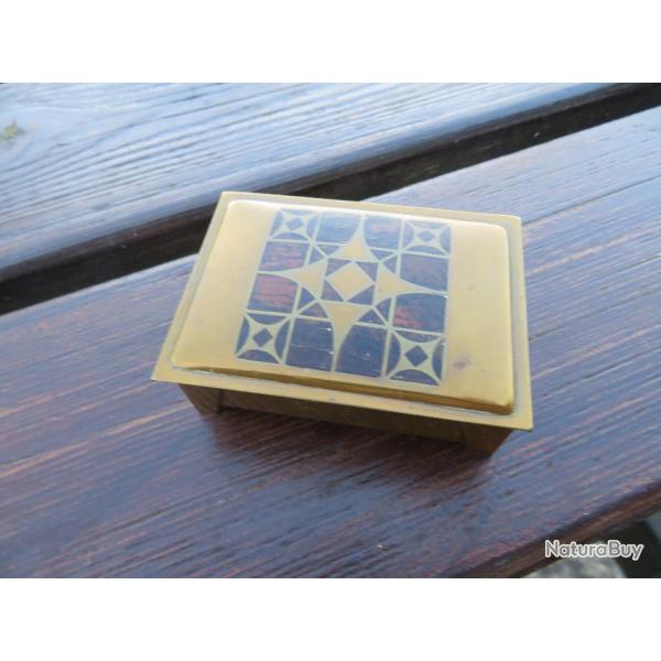 ATYPIQUE - Ancienne boite en laiton dor�e avec d�cor marquet�, int�rieur compartiment� en bois (XX�)