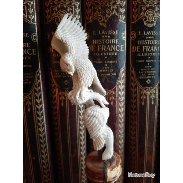Sculpture repr�sentant des aigles , chasse , os.