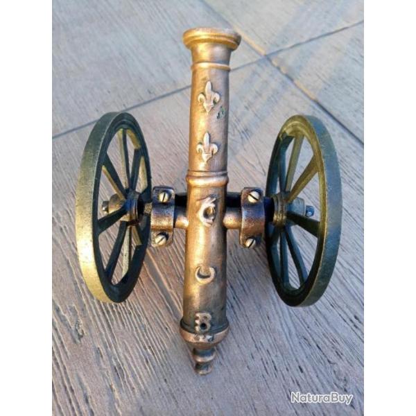 ANCIEN ET MAGNIFIQUE CANON  A POUDRE NOIRE  . FUT  ET  ROUE EN BRONZE .
