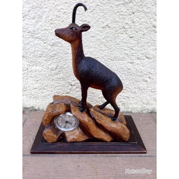 MAGNIFIQUE PENDULETTE  AU CHAMOIS TOUT EN BOIS . DEBUT 20eme . SIGNATURE