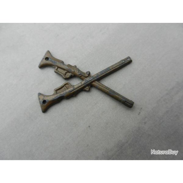 Insigne militaire 2 fusils crois�s � coudre