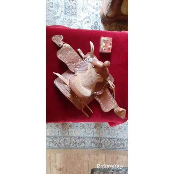 Mini selle western en cuir .