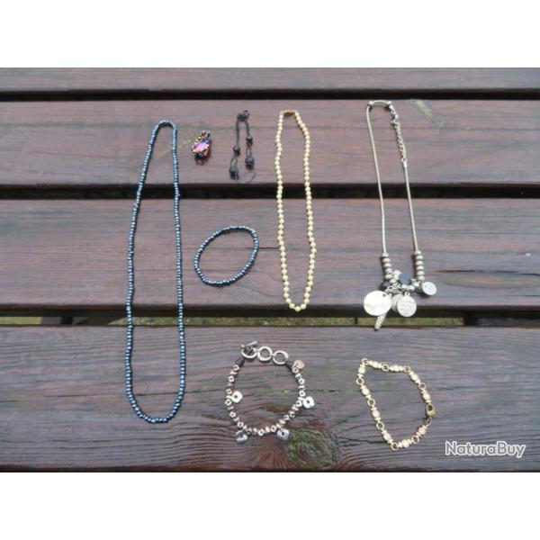 Bijoux fantaisie N02 - Lot de collier, bracelets et divers, en mtal dore, argent etc...