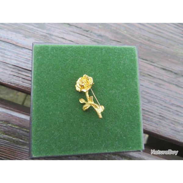 VINTAGE - Ancienne broche en mtal dor a dcor de rose - France (XX)