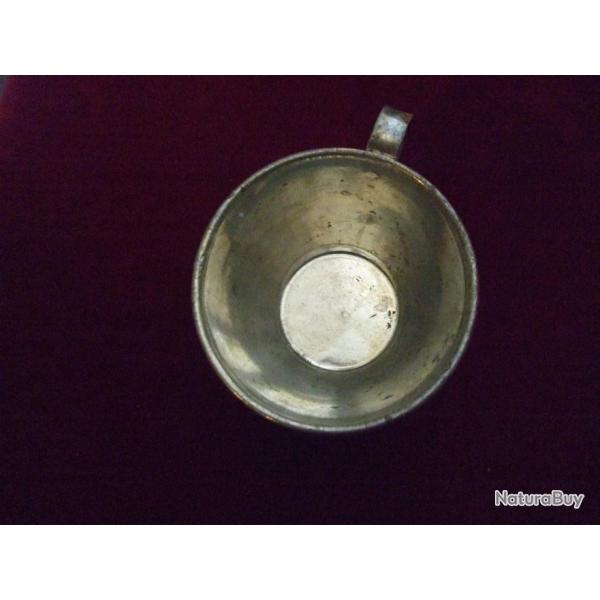 Quart m�tallique pour �quipement du soldat 14/18 et 39/45 .