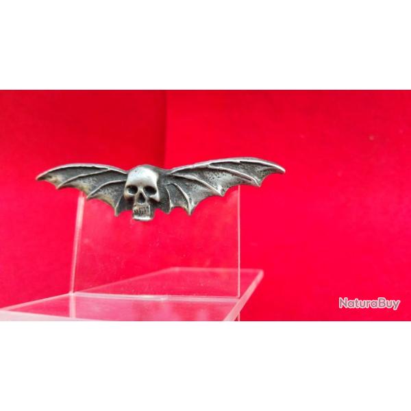 Insigne en m�tal repr�sentant une t�te de mort ail�e