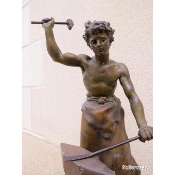 Belle statue de forgeron