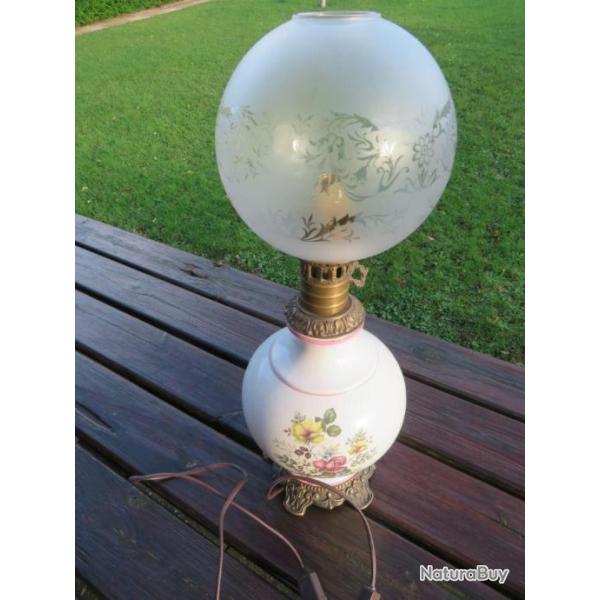 VINTAGE - Ancienne Lampe a p�trole mont� a l'�lectricit� avec son Globe en verre Satin� (XX�)