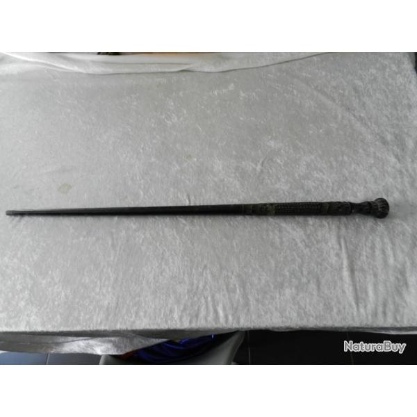 Ancienne canne �p�e en bois sculpt� noirci / lame courbe