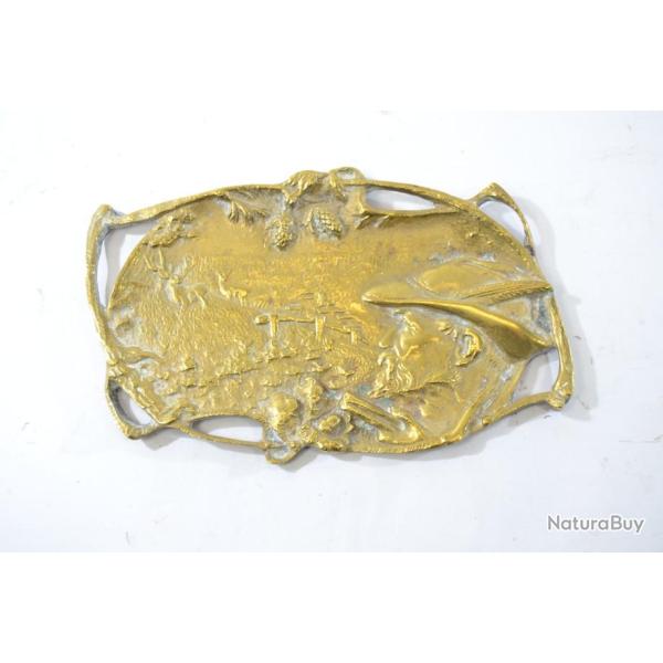 Vide poche en laiton, sc�ne de chasse au cerf, Belgique 1945.