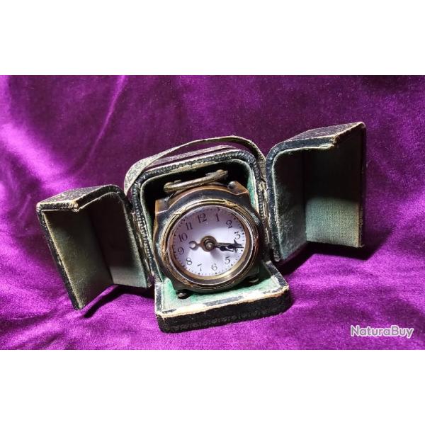 Pendulette r�veil de voyage (vers 1900), cadran �maill�, dans son �crit. En l'�tat.