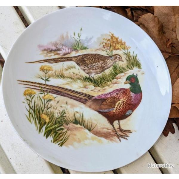 Assiette en porcelaine de Limoges. D�cor faisan et faisane chasse