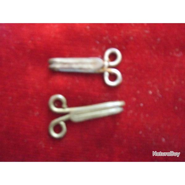 2 CROCHETS DE VESTE MILITAIRE FRANCAISE  , POUR SOUTENIR LE CEINTURON .