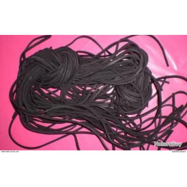 Lacet carr� en cuir noir !