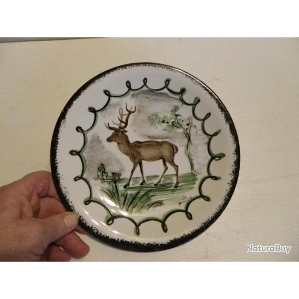 assiette d�corative jolie d�cor d'un cerf peint sign� signature � d�chiffrer D 21.7 cm