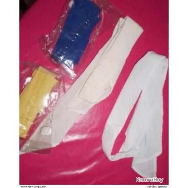 Pour reconstitution , Westerners : Cravate en satin !