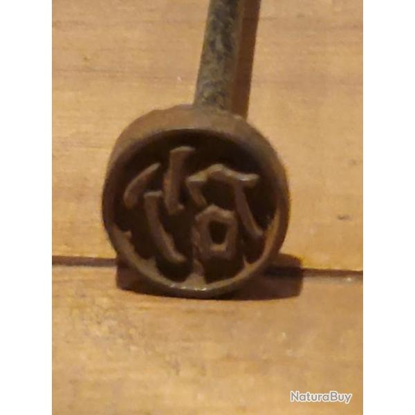 Poin�on edo de Samourai avec symbole Suna