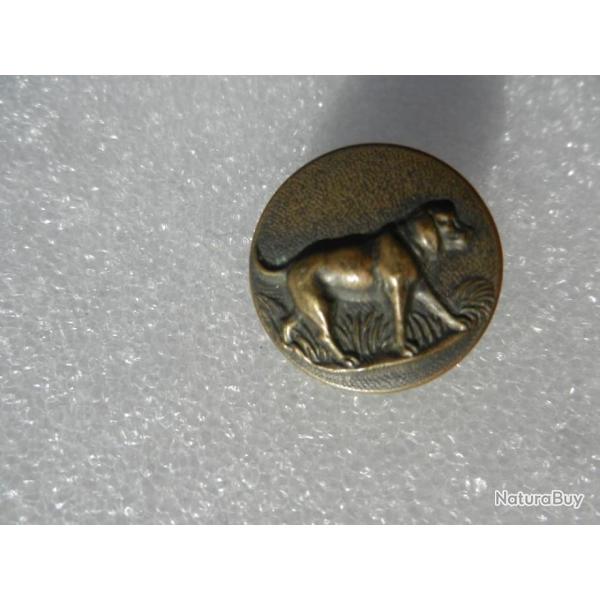 ancien bouton de chasse ou de livr�e avec chien