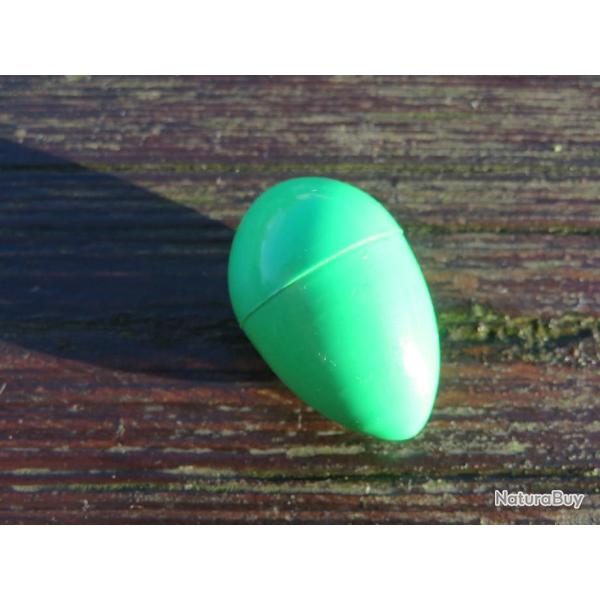 Ancien petit chapelet m�tal argent� et perles couleur fushia avec �tui en forme oeuf (Vers 1960)N�2