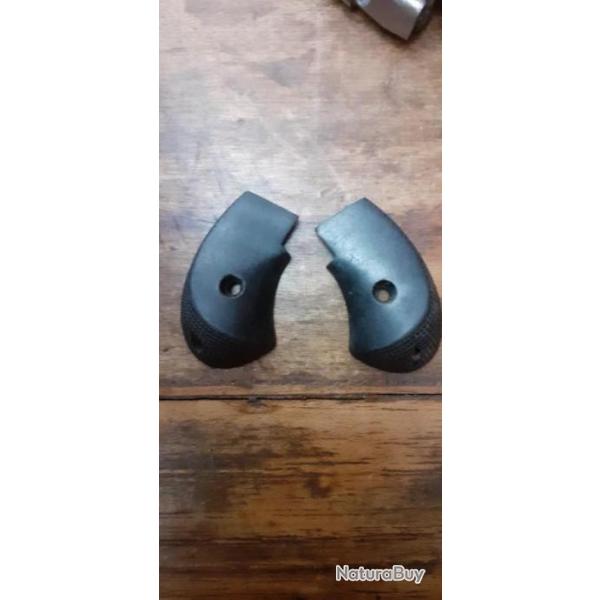 Paire de  plaquettes  en bois  pour petit  r�volver  pistolet  ancien percussion  poudre noire