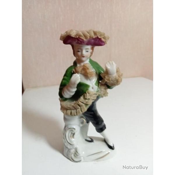statuette en porcelaine blanche du XIX�me  hauteur 12,5 cm